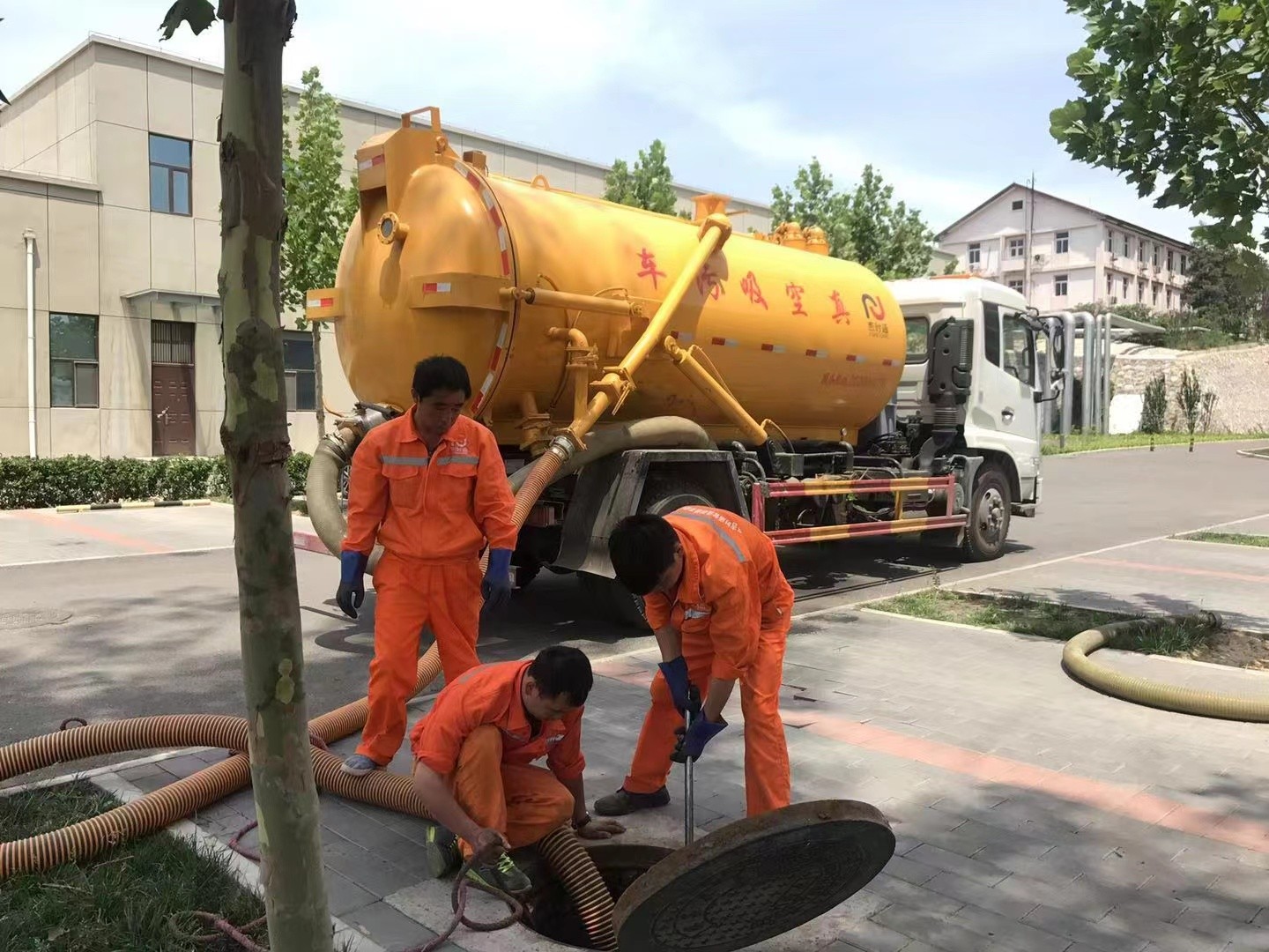 大厂管道疏通车停在窨井附近