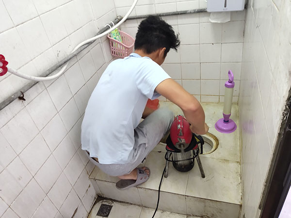 大厂管道堵塞冒臭气 专业师傅现场解决问题