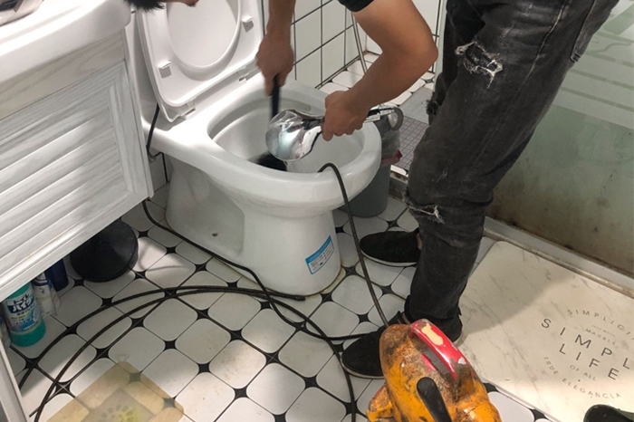 大厂马桶堵塞自己疏通还是找师傅?专业上门服务让你省时更省心